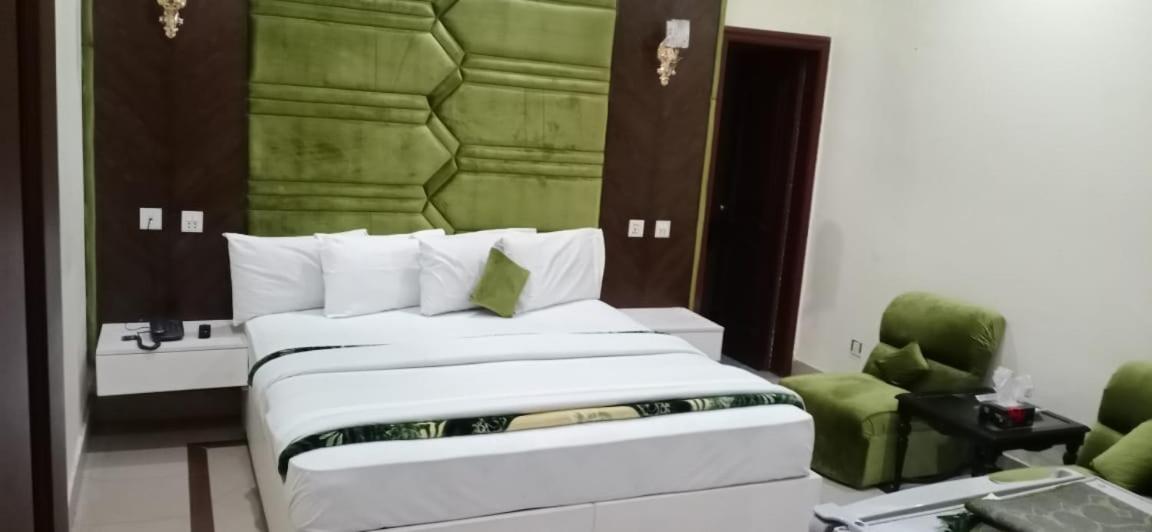 Hotel Pak Continental Мултан Экстерьер фото