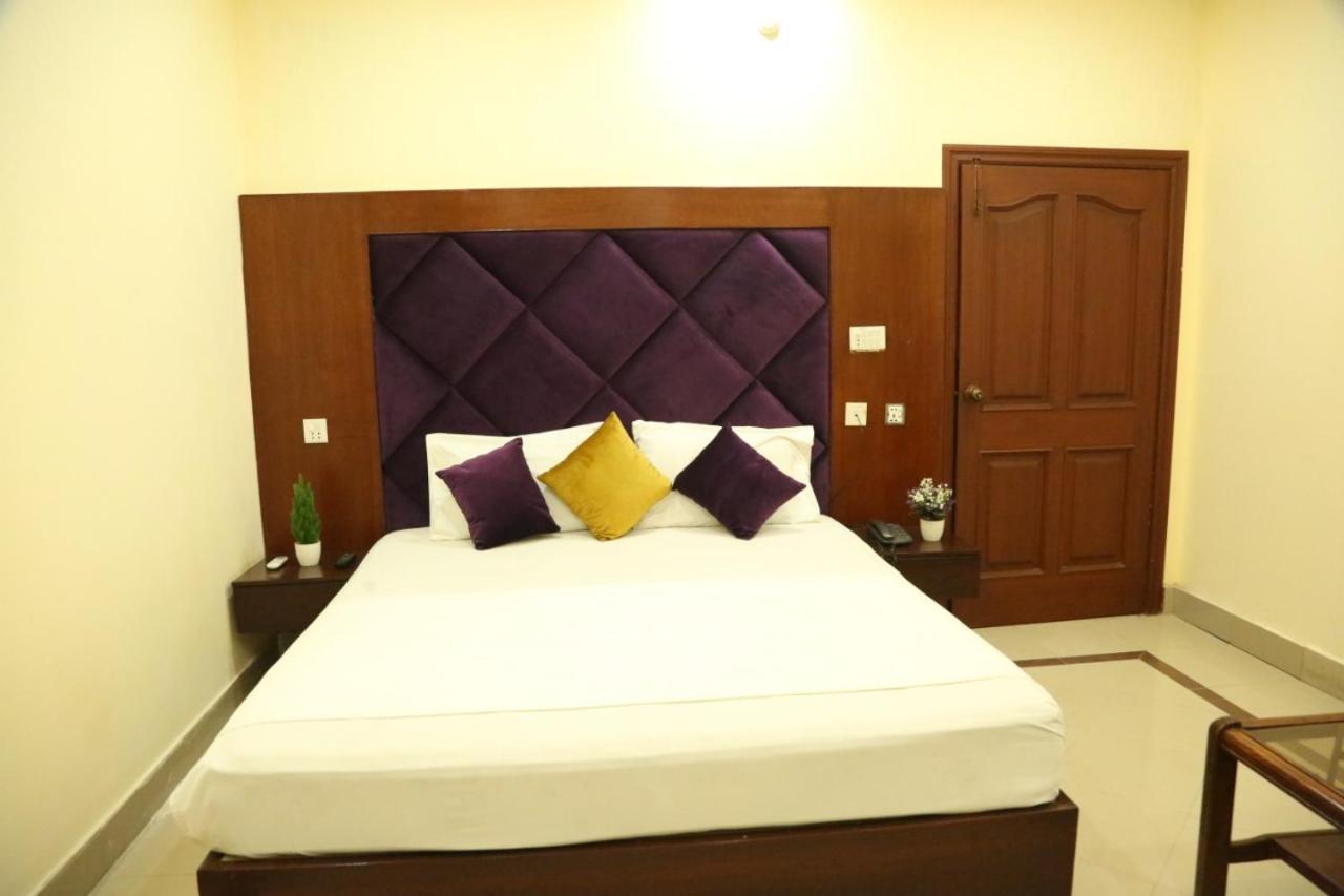Hotel Pak Continental Мултан Экстерьер фото