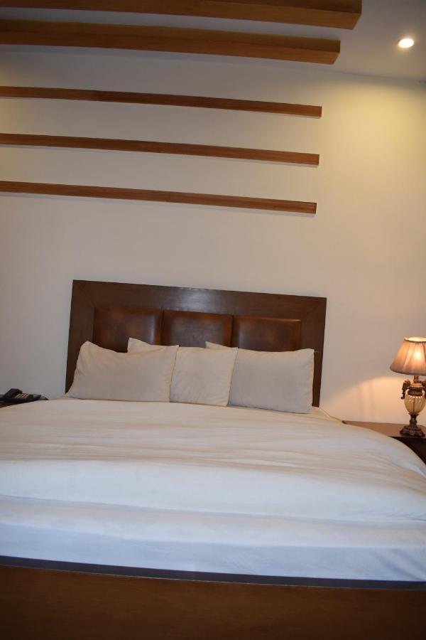 Hotel Pak Continental Мултан Экстерьер фото