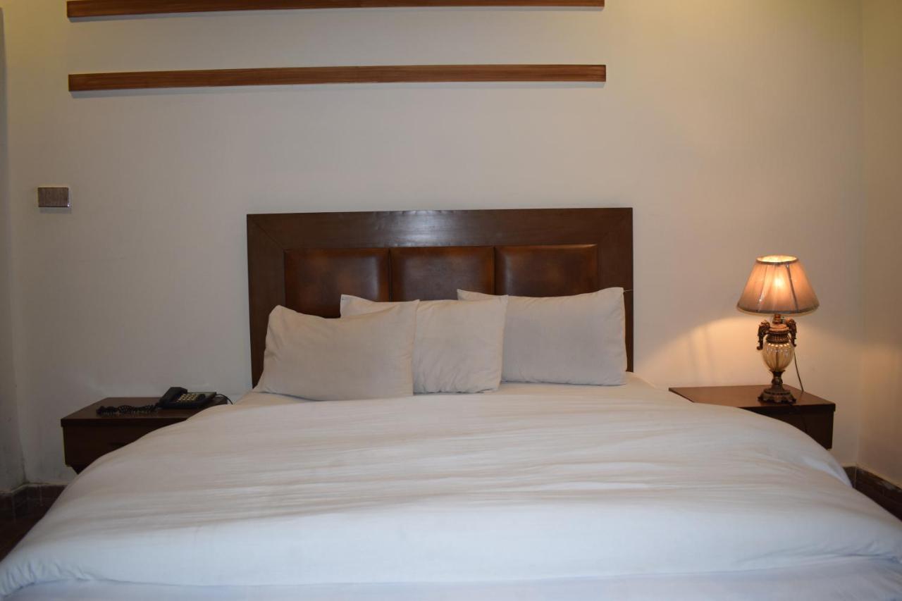 Hotel Pak Continental Мултан Экстерьер фото