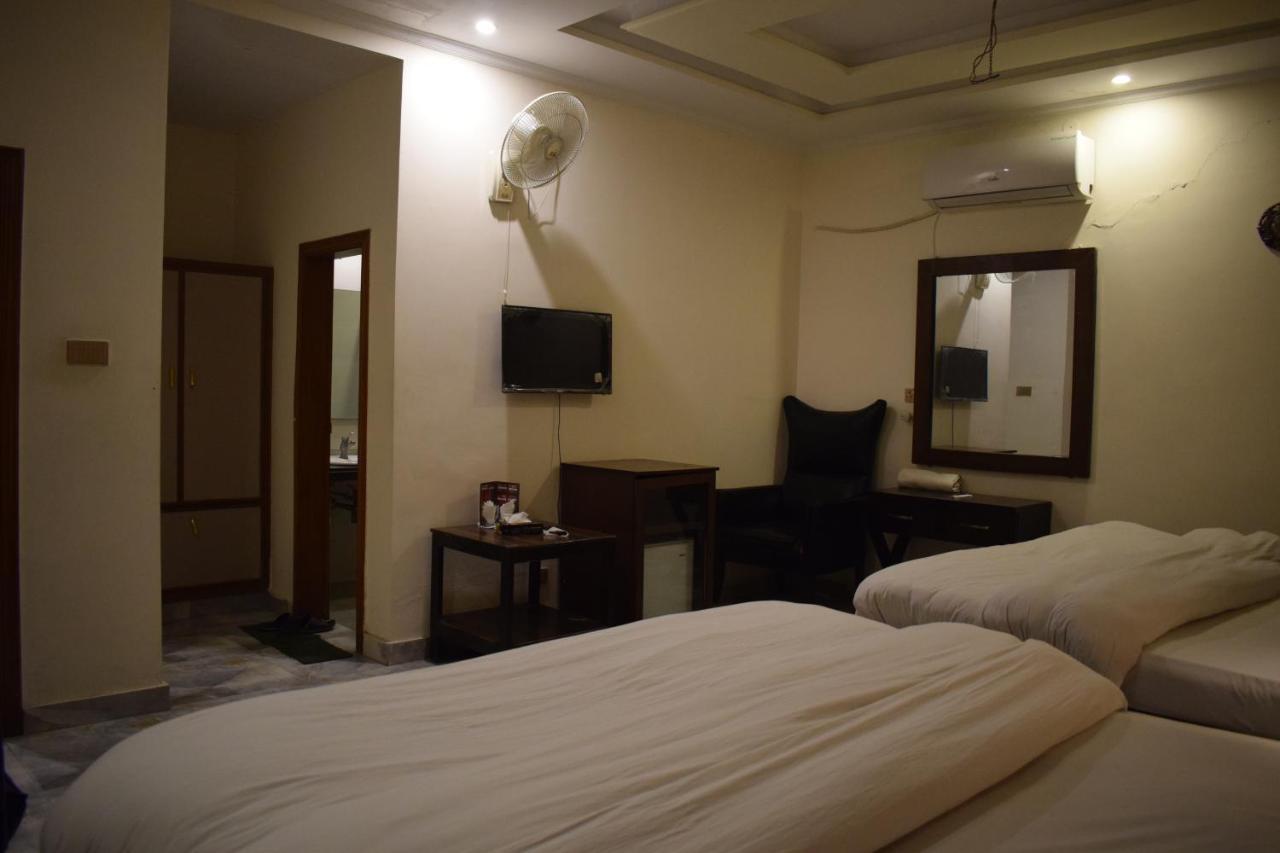 Hotel Pak Continental Мултан Экстерьер фото