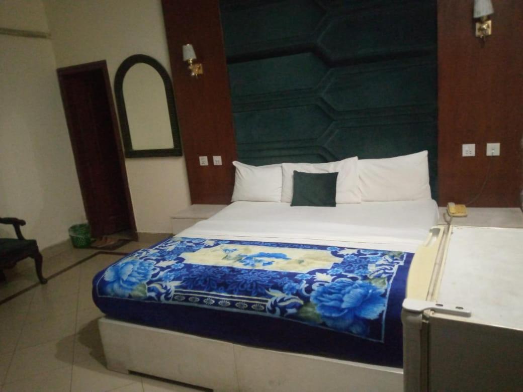 Hotel Pak Continental Мултан Экстерьер фото