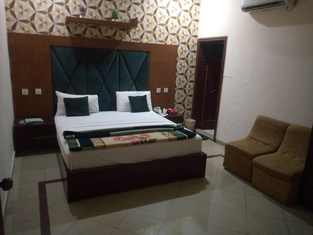 Hotel Pak Continental Мултан Экстерьер фото