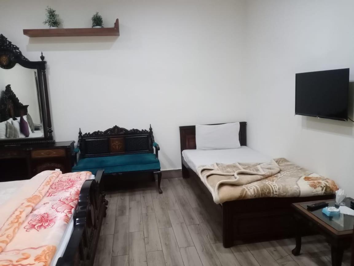 Hotel Pak Continental Мултан Экстерьер фото