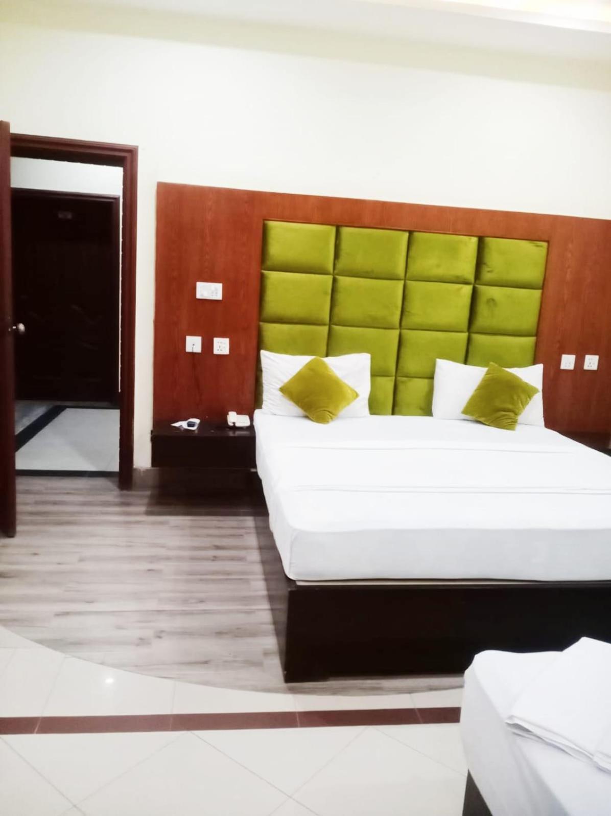 Hotel Pak Continental Мултан Экстерьер фото