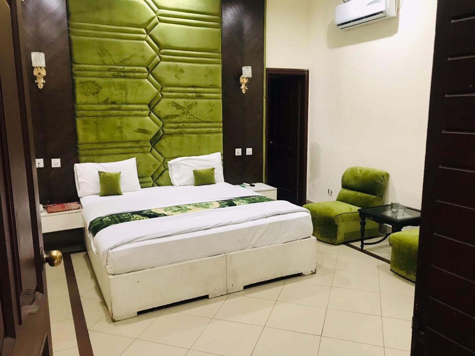 Hotel Pak Continental Мултан Экстерьер фото