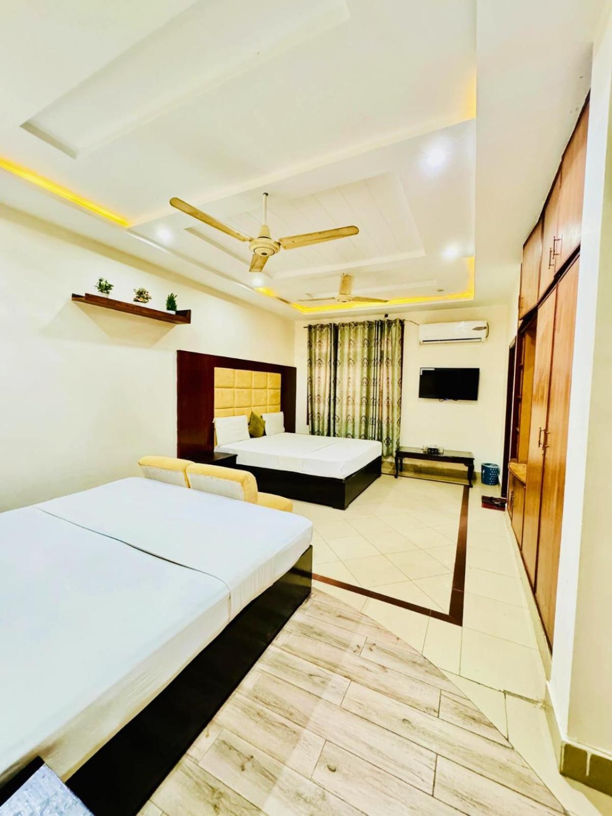 Hotel Pak Continental Мултан Экстерьер фото