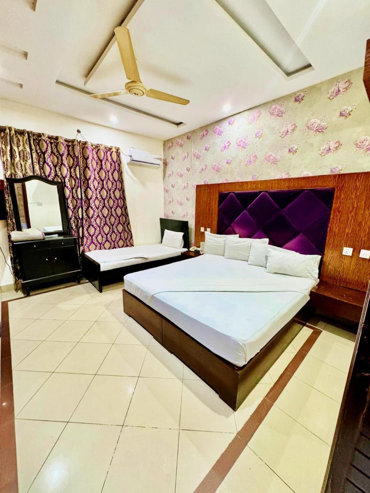 Hotel Pak Continental Мултан Экстерьер фото