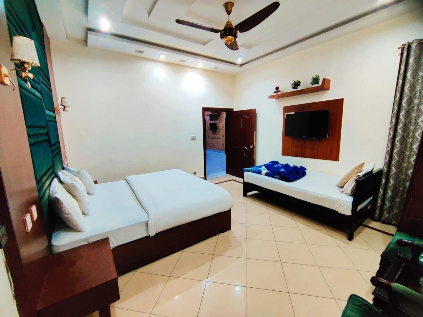 Hotel Pak Continental Мултан Экстерьер фото