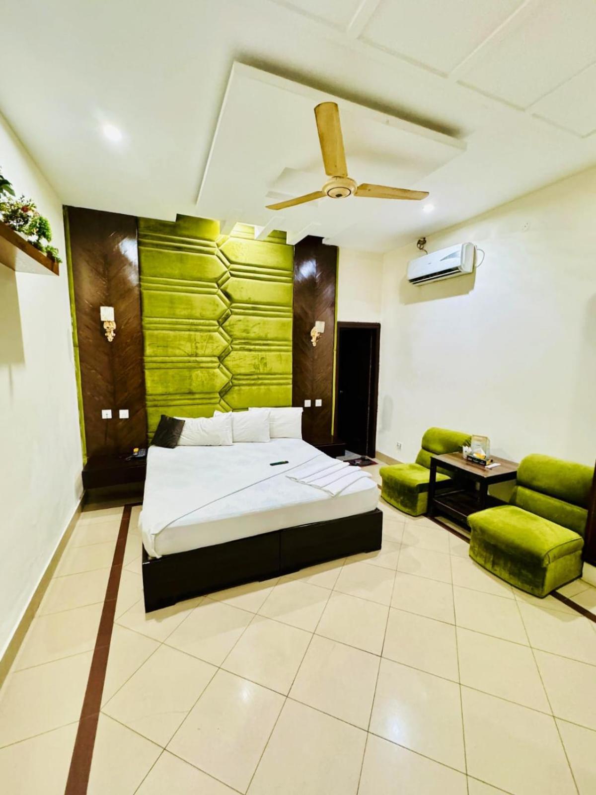 Hotel Pak Continental Мултан Экстерьер фото
