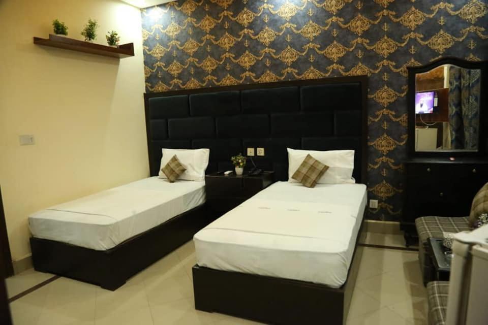 Hotel Pak Continental Мултан Экстерьер фото