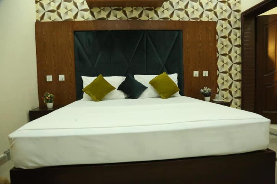 Hotel Pak Continental Мултан Экстерьер фото